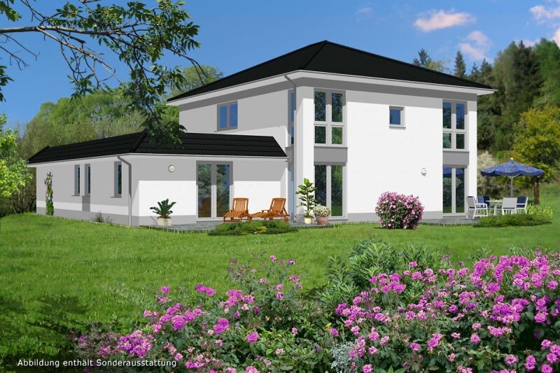 Moderne weiße zweistöckige Villa mit Garten, Terrasse und pinken Blumen im Vordergrund
