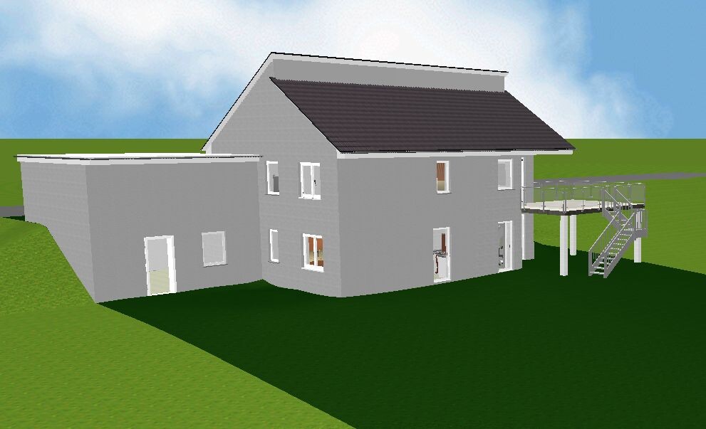 Zweistöckiges graues Haus mit dunklem Dach, seitlichem Anbau und erhöhter Außenterrasse mit Treppe auf grünem Rasen.