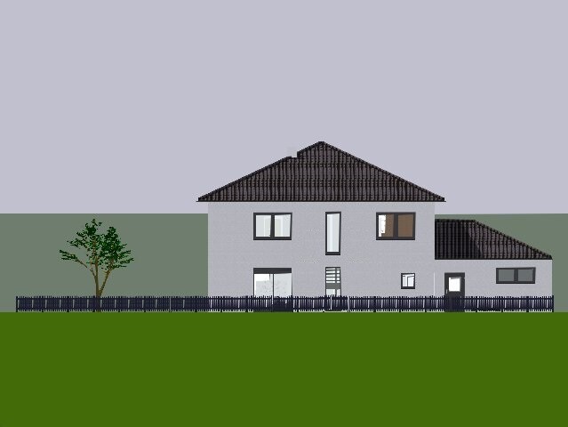 Zweistöckiges Haus mit Ziegeldach, Gartenzaun, Baum links und grünem Rasen vor grauem Himmel.