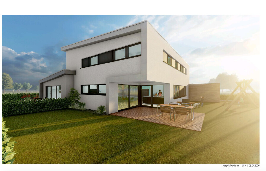 Moderner zweigeschossiger weißer Bau mit Glasfronten, Holzterrasse und Gartenmöbeln.