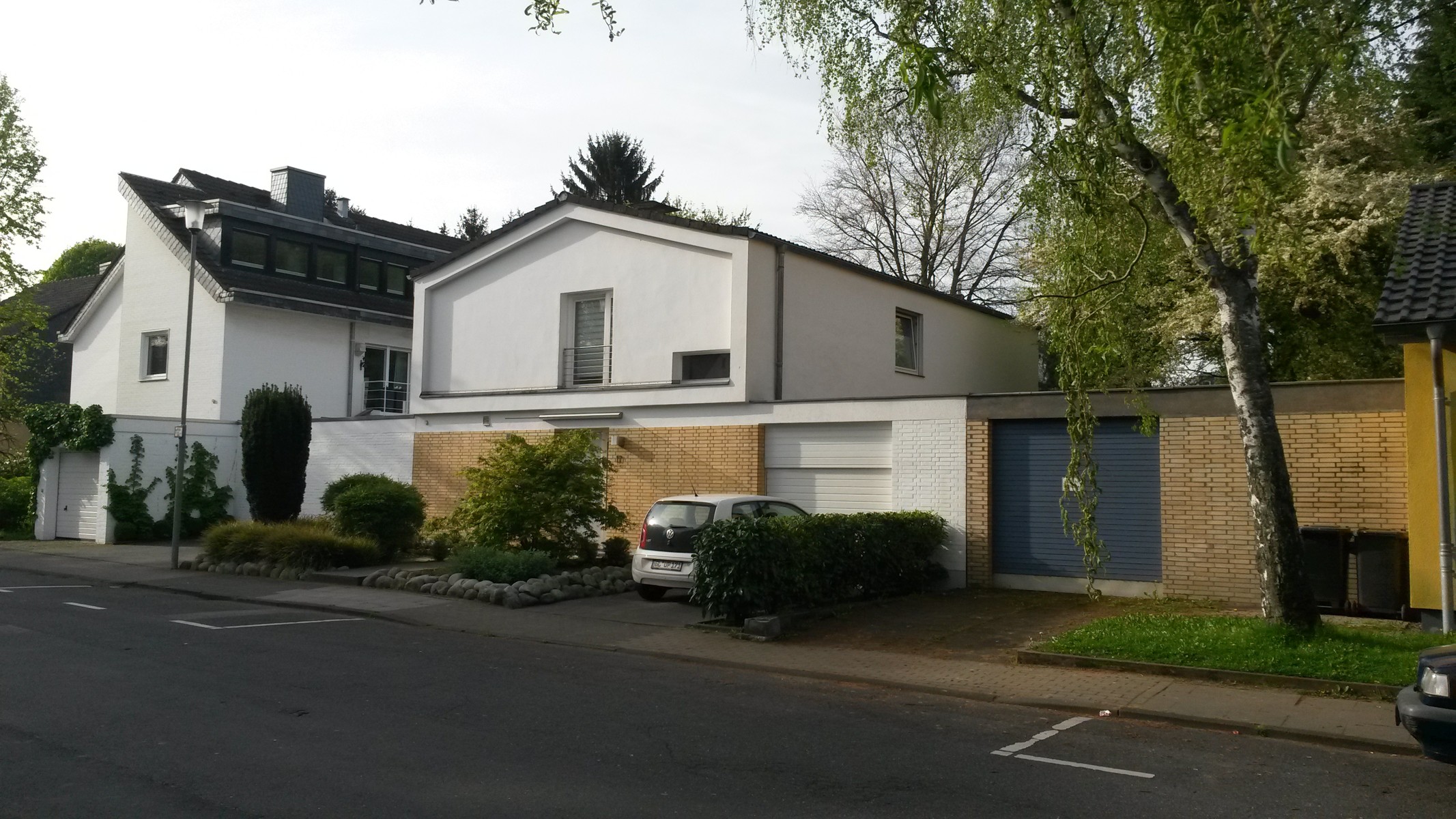 moderne-haus-aussenansicht-front-strassenansicht-weisse-fassade-parkplatz.jpg