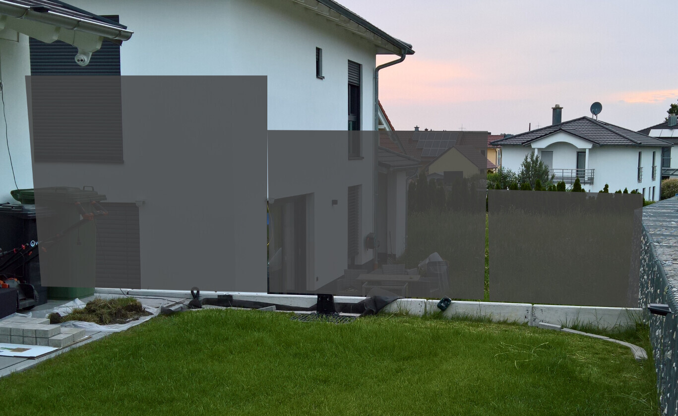 Modernes weißes Haus mit grauen Rollläden, Garten mit Rasen und Terrasse; Nachbarhäuser