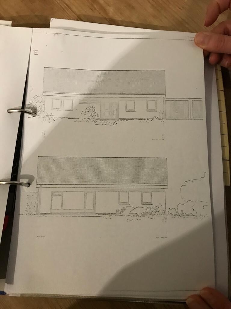 Skizze zweier moderner Häuser mit flachem Dach, Fensterfronten und Garten im Vordergrund.