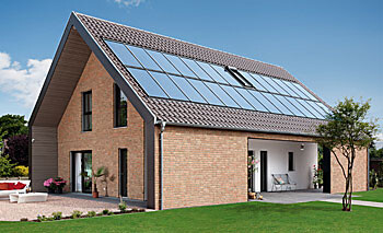 Modernes Ziegelhaus mit geneigtem Dach und Solarzellen installiert