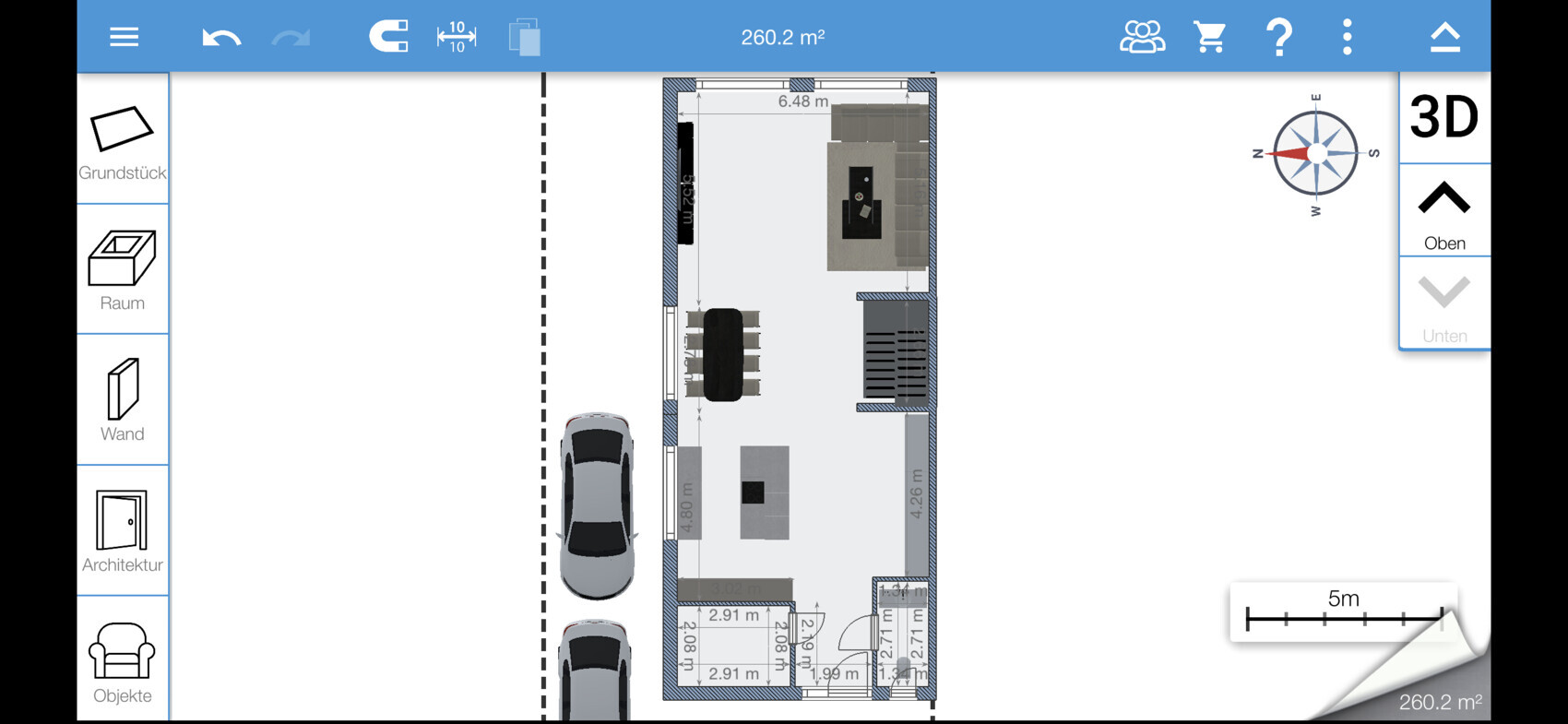 Grundriss eines Hauses mit Küche, Esstisch, Sofa, Treppe und Autostellplätze.
