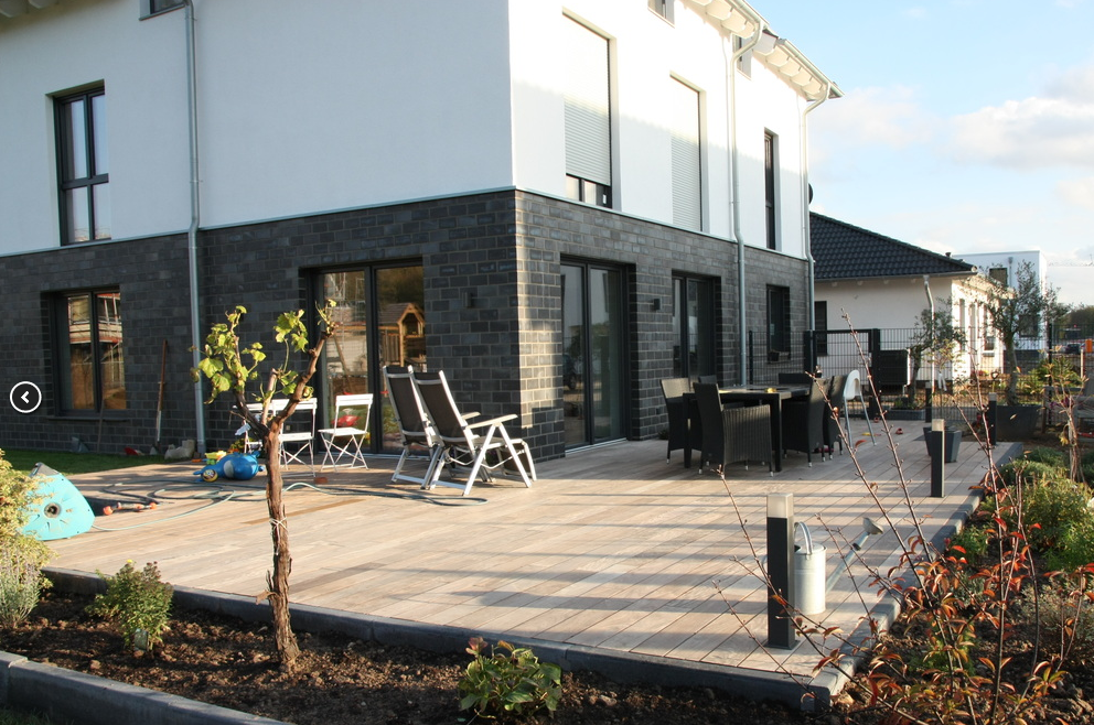 moderne-haus-terrasse-garten-aussenbereich.png