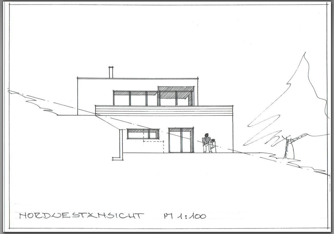 Modernes Haus auf Hanglage mit Terrasse; zwei Personen vor Glasfront, Berglandschaft.
