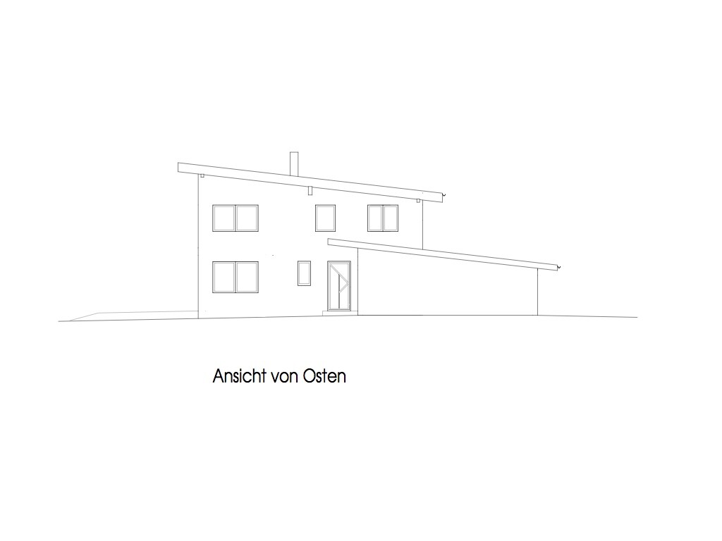Moderne Ostansicht eines zweistöckigen Hauses mit schrägen Dächern, Tür und Fenstern.