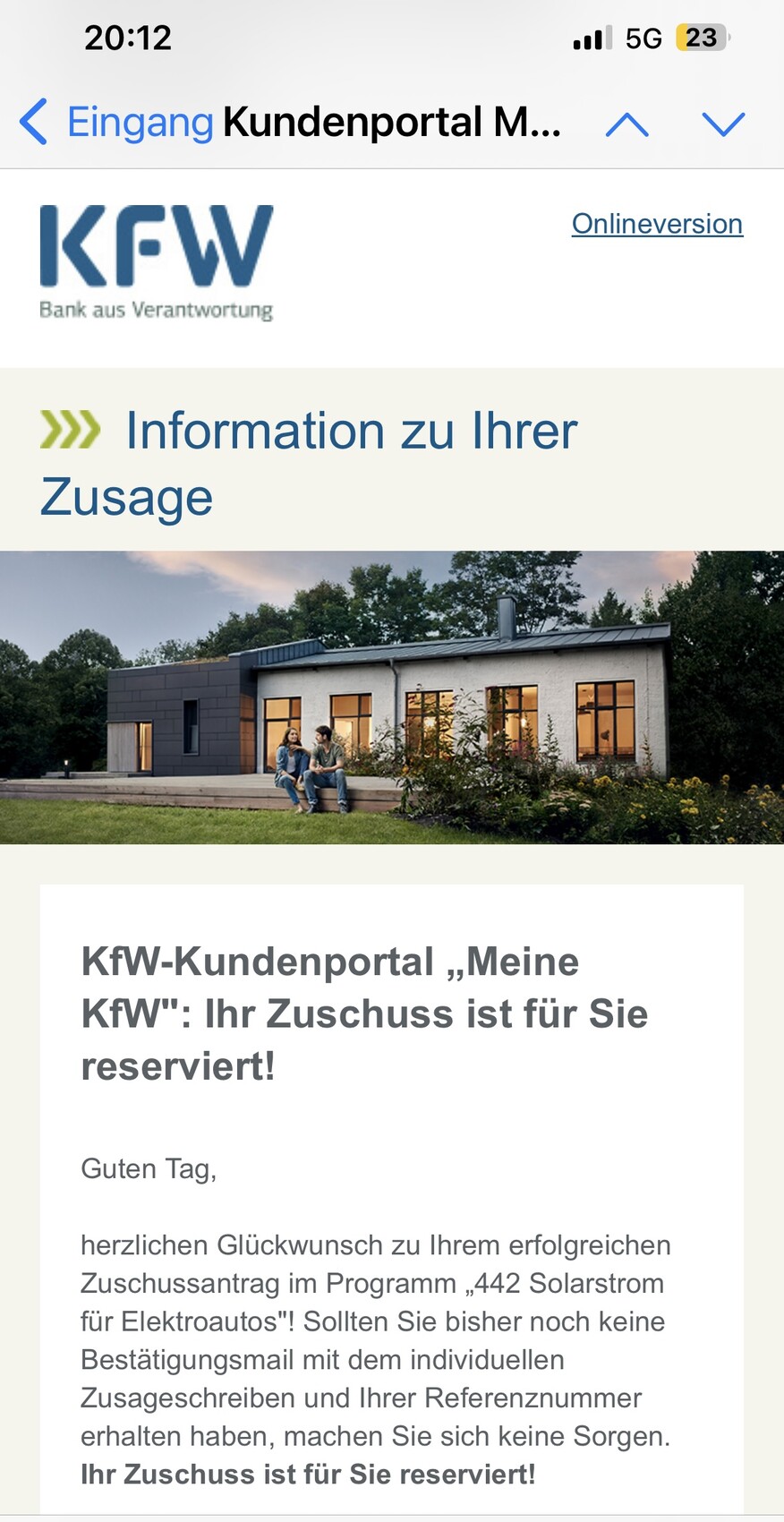 KfW-Logo über modernem Haus mit Garten; zwei Personen sitzen auf der Terrasse.