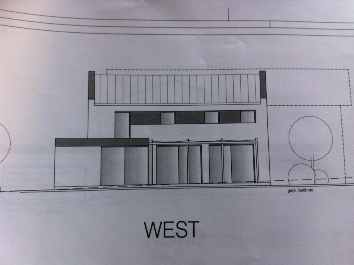Moderne Hausansicht Westseite mit Garage und grossen Fenstern Architekturskizze