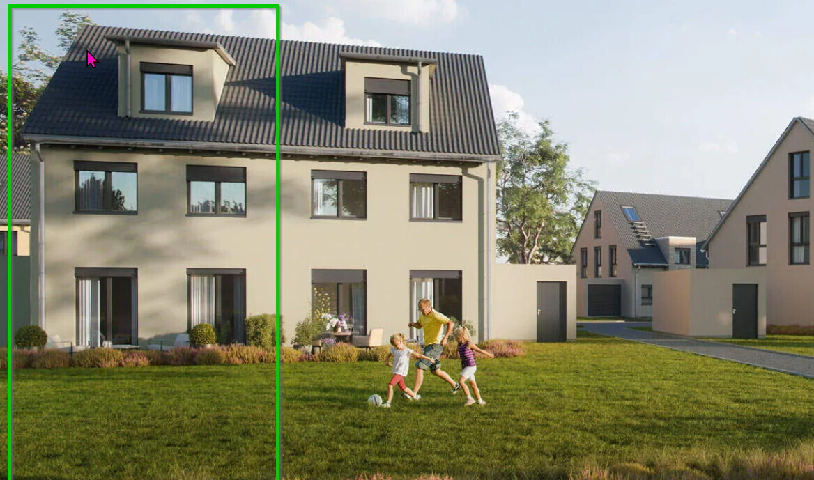 Familie spielt Fußball auf grünem Rasen vor modernen Mehrfamilienhäusern.