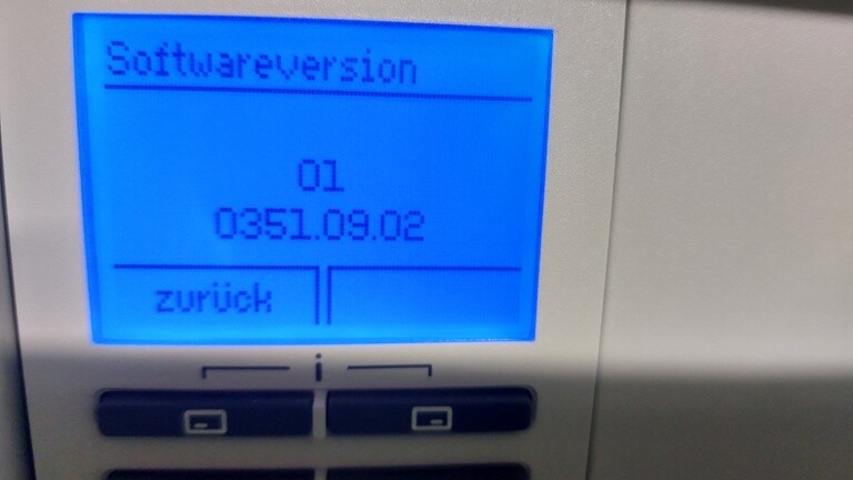 Bildschirm eines Geräts zeigt Softwareversion: 01, 0351.09.02, zurück