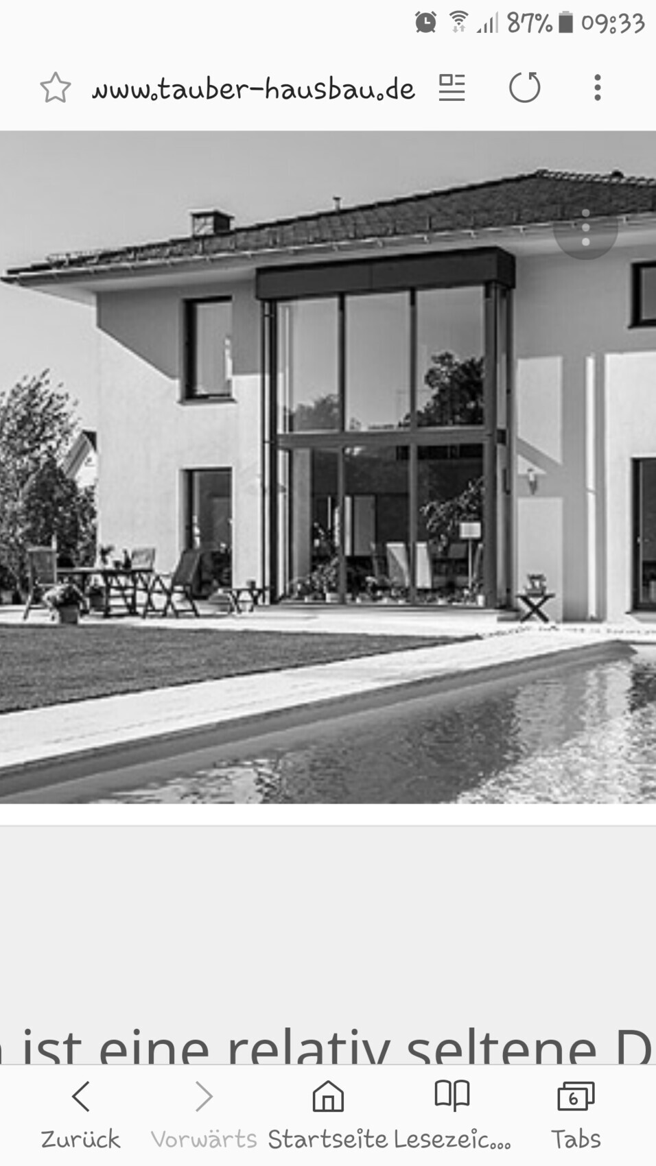Moderne Villa mit Glasfronten, Terrasse und Pool im Außenbereich, schwarz-weiß.
