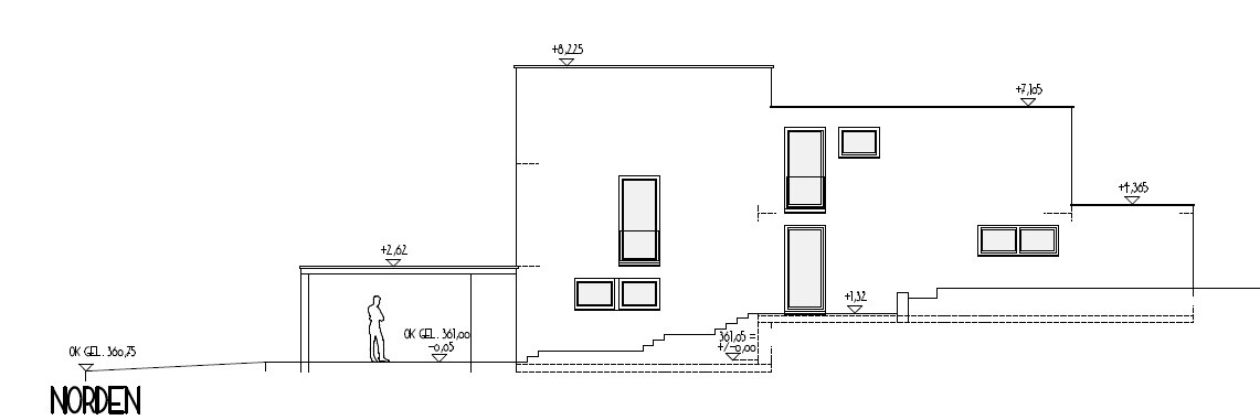 Nordseite eines modernen zweistöckigen Hauses mit Flachdach, Treppen und Fenstern; Person am Eingang.