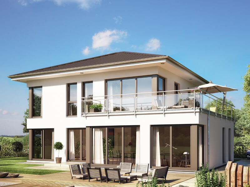 Moderne zweigeschossige weiße Villa mit Glasfenstern, Balkon, Terrasse und Garten.