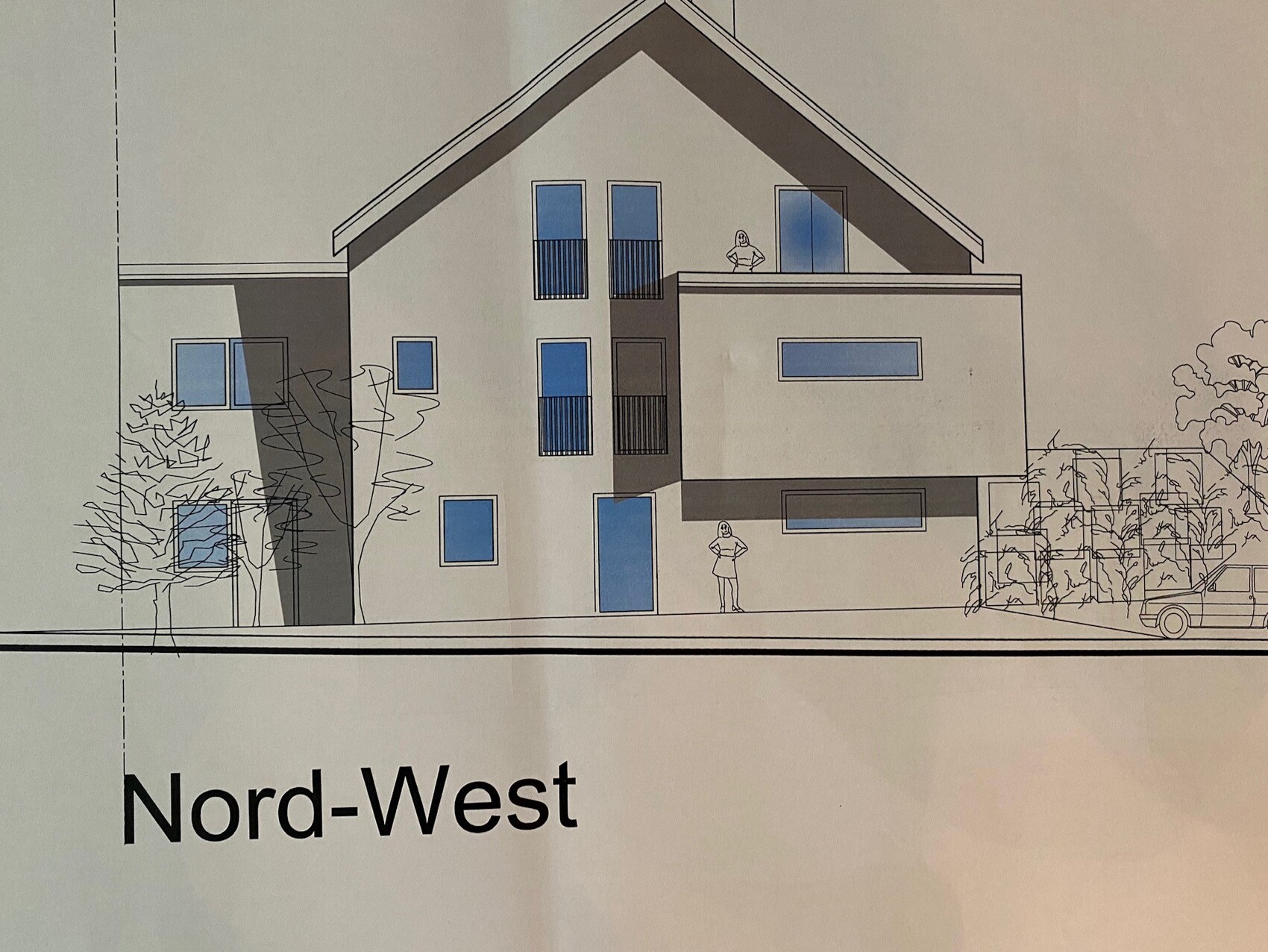 Architekten-Skizze eines modernen Mehrfamilienhauses mit Balkonen, Bäumen und Auto.