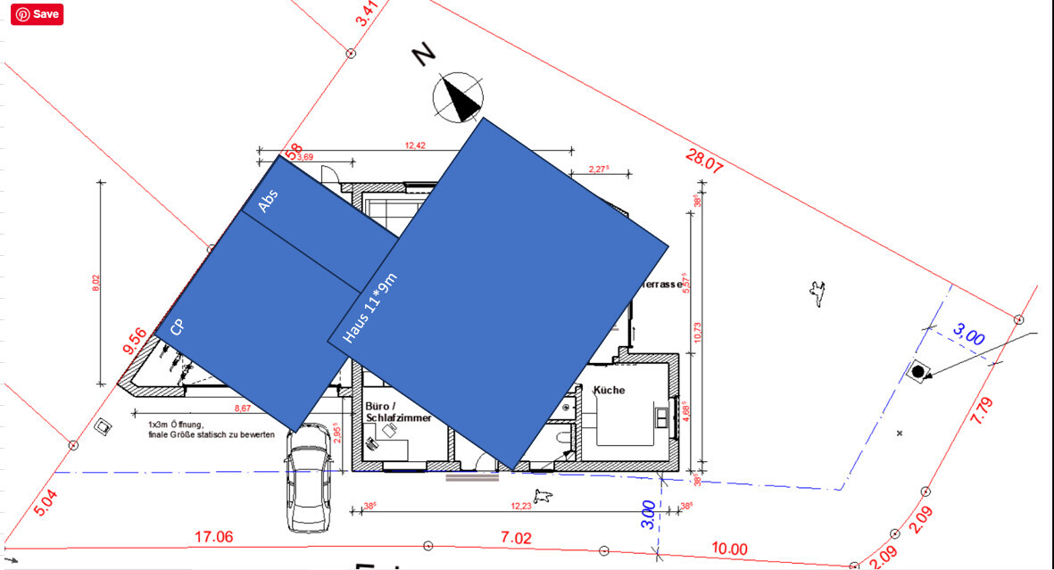 Grundriss eines Hauses mit Küchen- und Schlafbereich, rote Außenmaße, Nordpfeil.