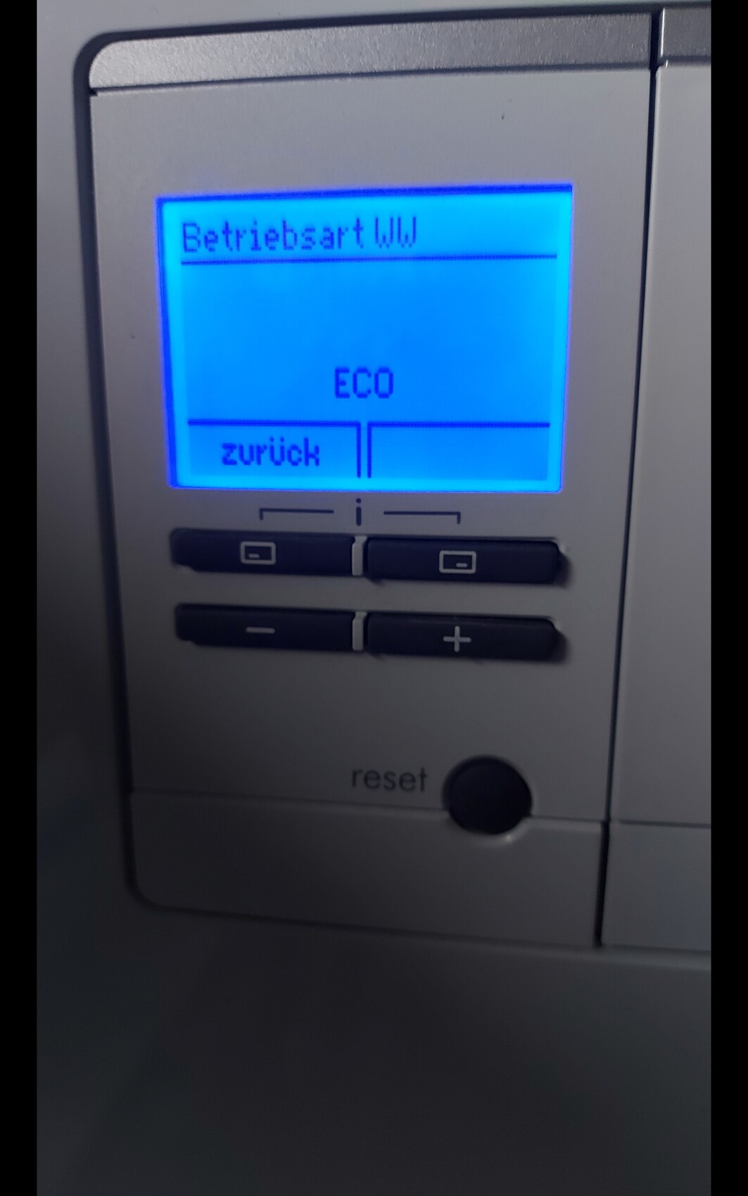Blau beleuchtetes Display eines Geräts mit ECO, Betriebsart WW und 'zurueck' Knopf.