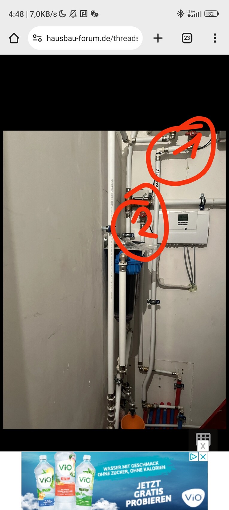 Sanitär-Heizungsraum mit Rohren, Wasserfilter und Steuergerät; zwei Ventile sind markiert.