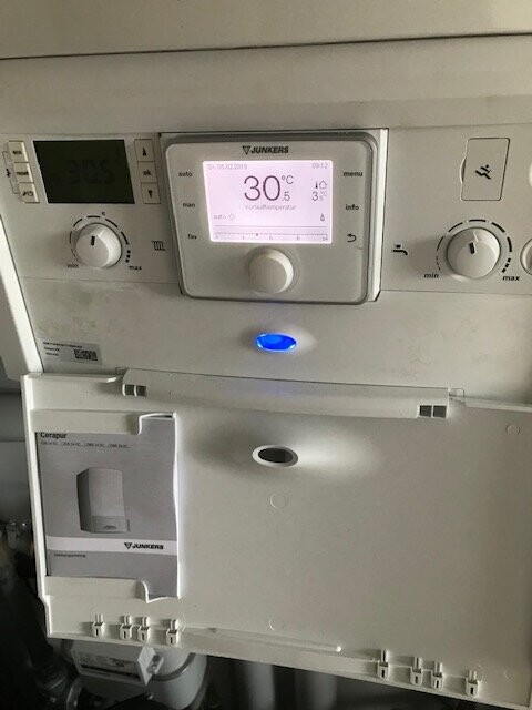 Junkers-Wandgerät: Heizkessel/Regler mit Display im Technik-Schrank, 30°C Anzeige