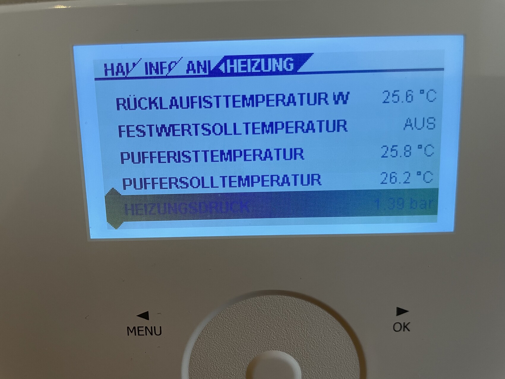 Heizungsdisplay: Rücklauftemperatur 25,6°C; Puffertemperaturen 25,8°C/26,2°C; Festwert AUS