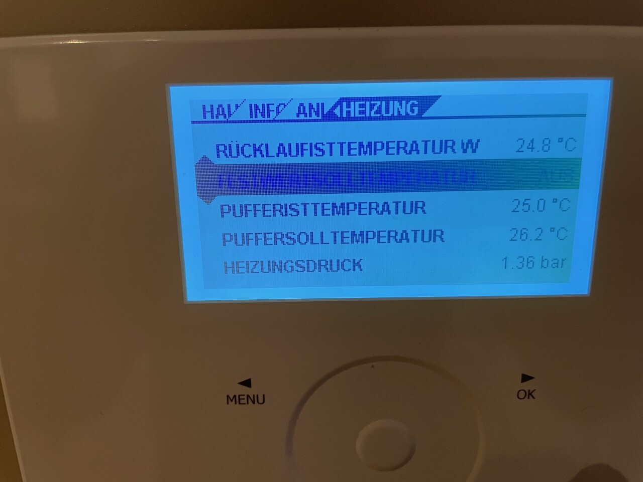Heizungsdisplay mit Rücklauftemp ~24,8°C und Druck ~1,36 bar.