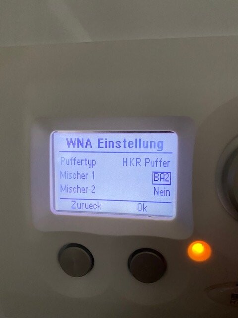 Display eines Geräts mit Menü WNA-Einstellung: PufferTyp, Mischer 1/2, Zurück/Ok, orange LED.