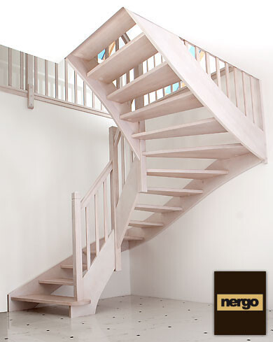 Helle Holztreppe im Innenraum mit Geländer und offener Bauweise.