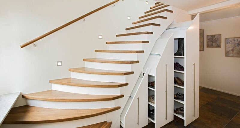 moderne-helle-holztreppe-innenraum-mit-stauraum-unterschrank.jpg