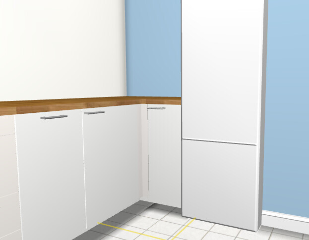 Küche: Weiße Unterschränke, Holz-Arbeitsplatte, hellblaue Wände, Bodenfliesen, rechts Kühlschrank.
