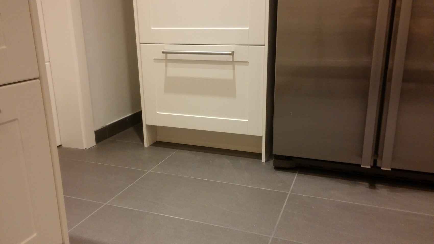 moderne-helle-kuechenzeile-mit-einbau-kuechenschrank-und-kuehlschrank.jpg