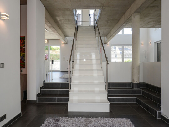 moderne-helle-treppen-im-eingangsbereich-eines-hauses.jpg