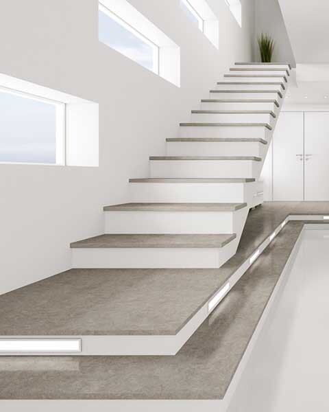 Moderne weiße Treppe mit schwebenden Stufen, seitliche Fenster und minimalistischer Innenraum