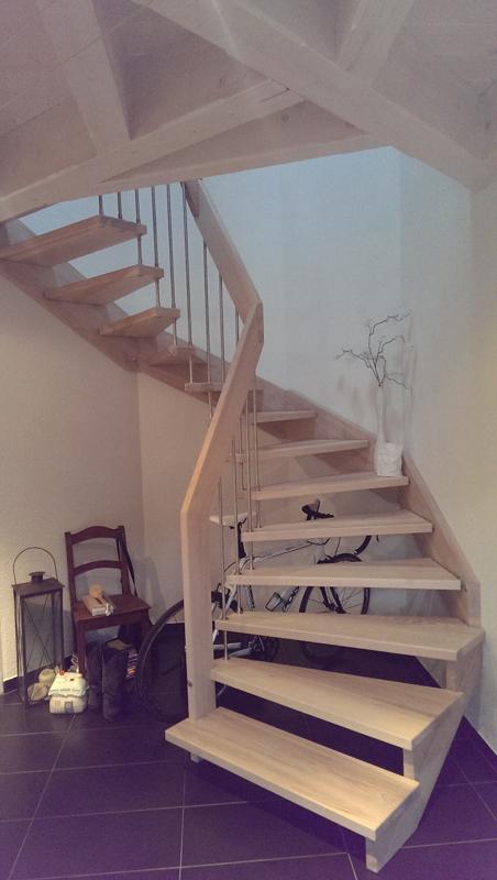 moderne-holztreppe-offene-stufen-inneneinrichtung.jpg