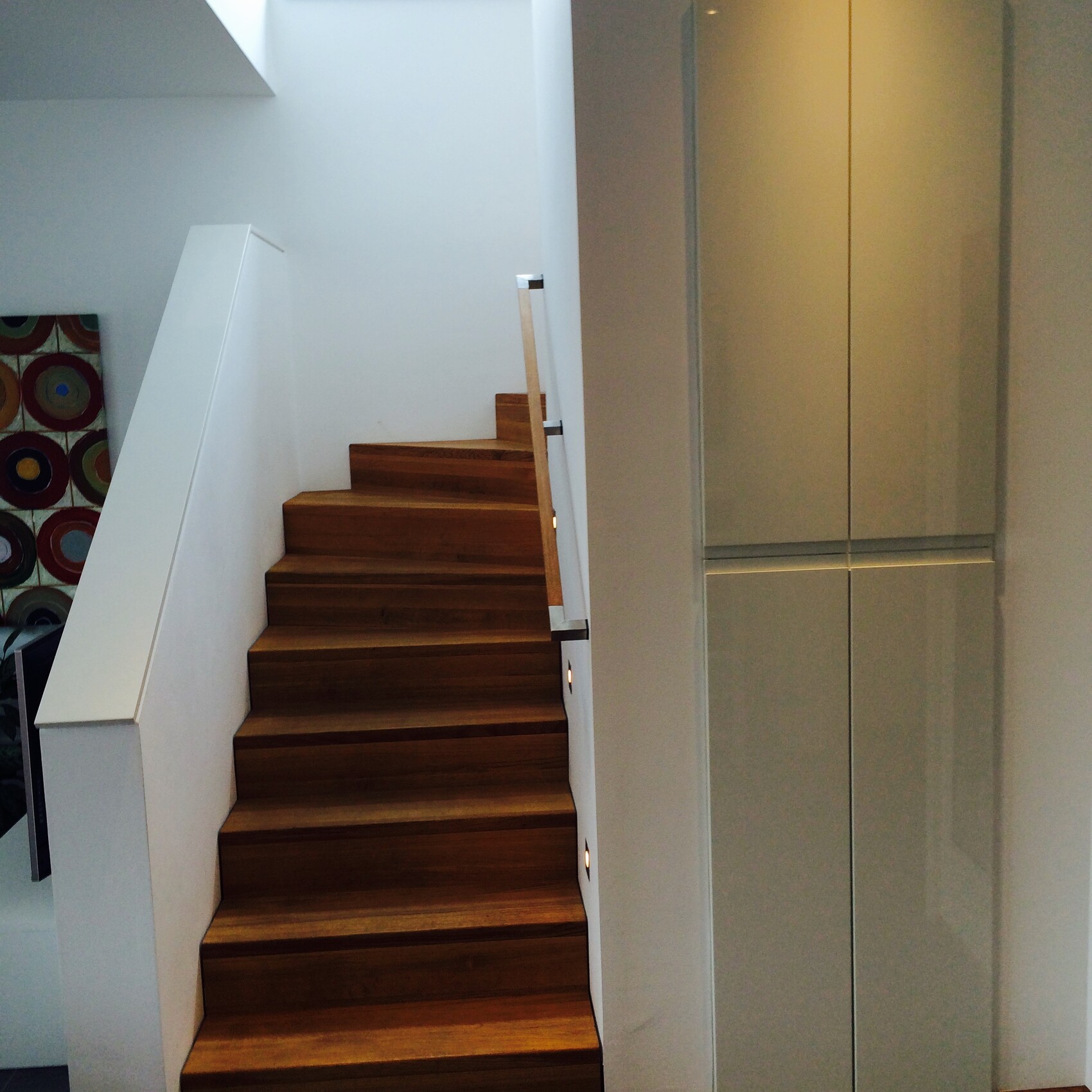 moderne-holztreppe-weisse-waende-innendesign.jpg