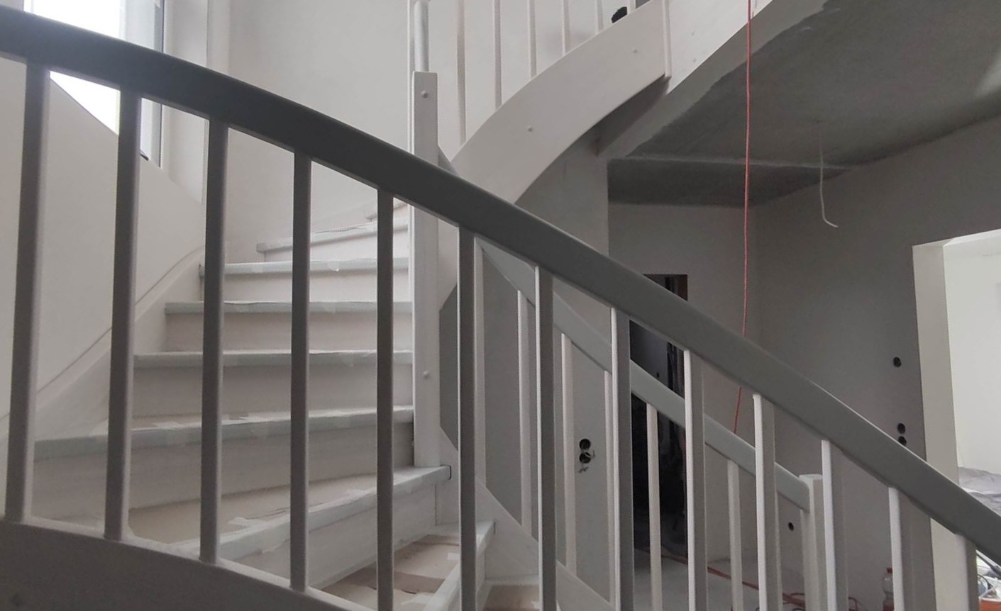 moderne-innen-treppe-im-bau-baustelle.jpg
