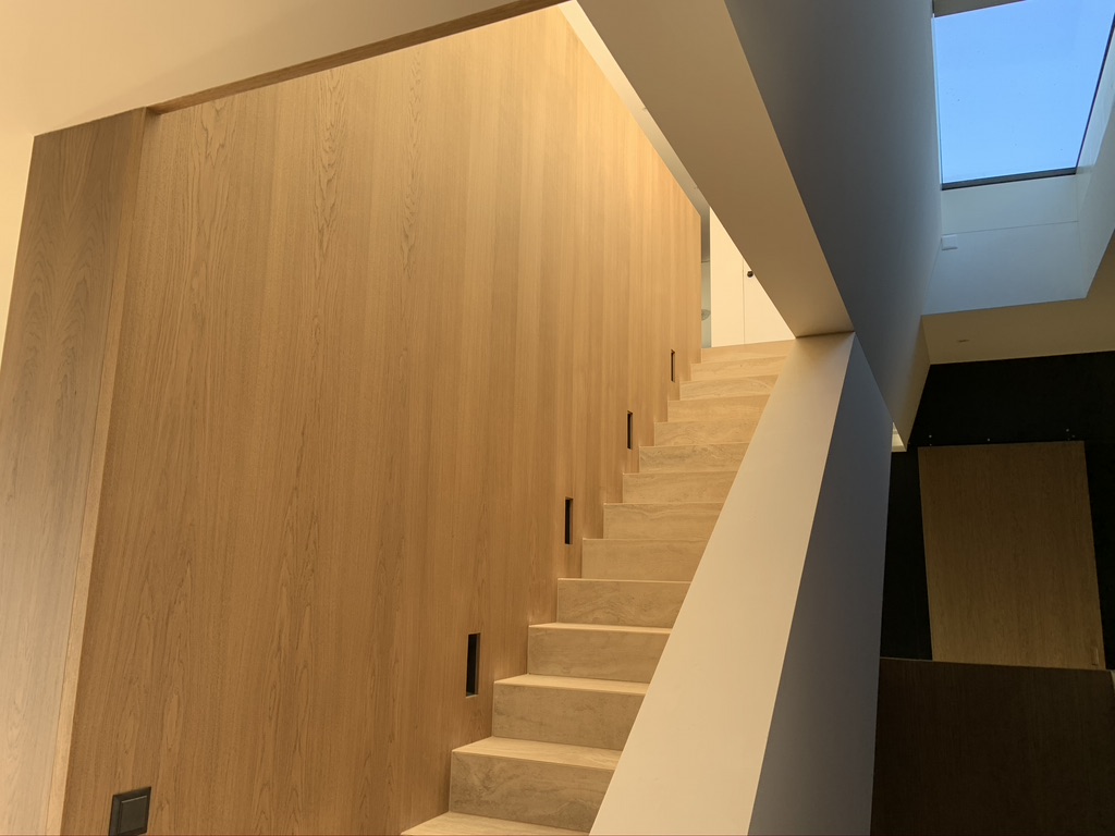 moderne-innenarchitektur-stufen-holz-wandverkleidung.jpeg