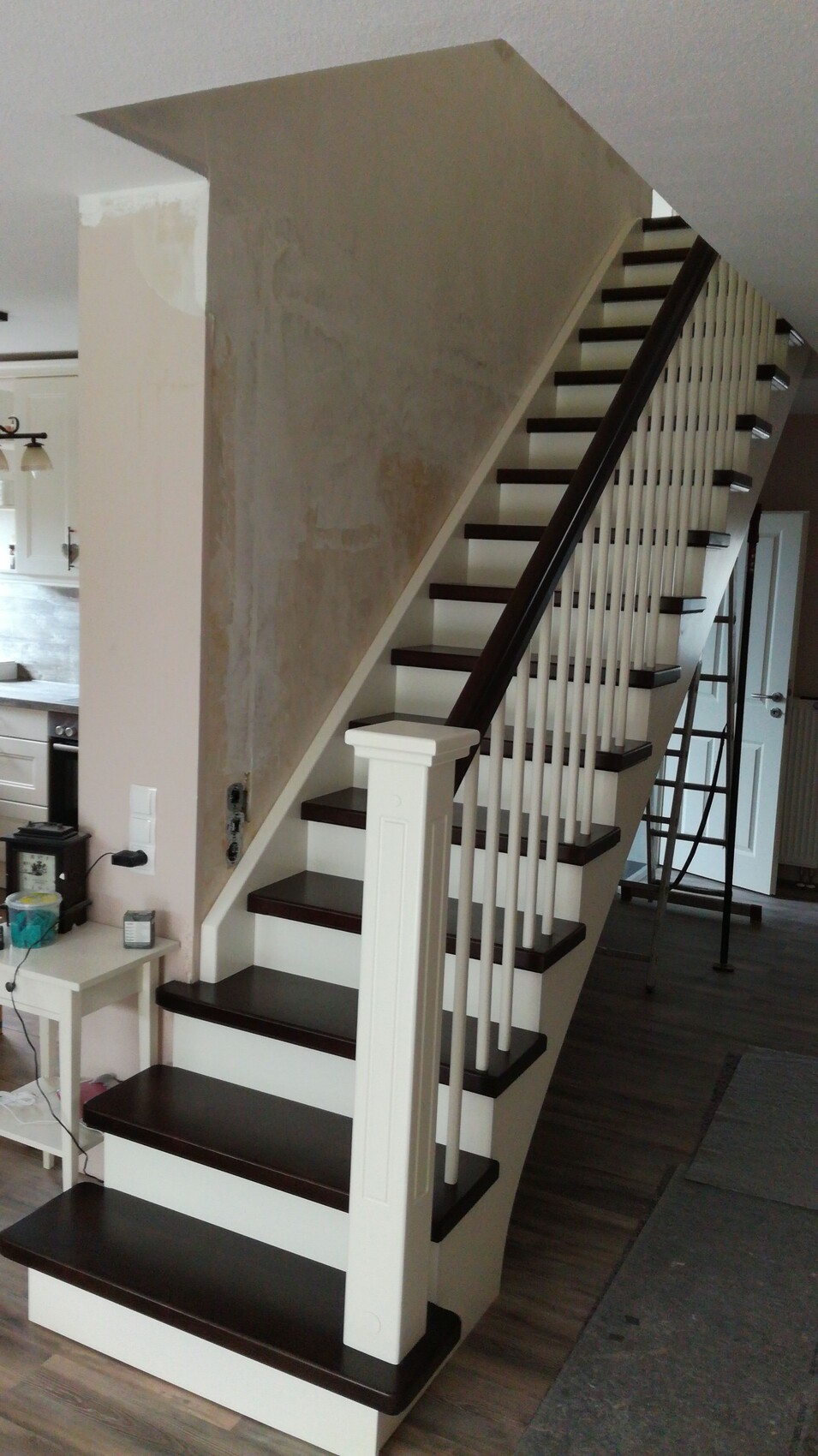 Moderne Innentreppe mit weissen Pfosten und dunklen Treppenstufen im Wohnbereich