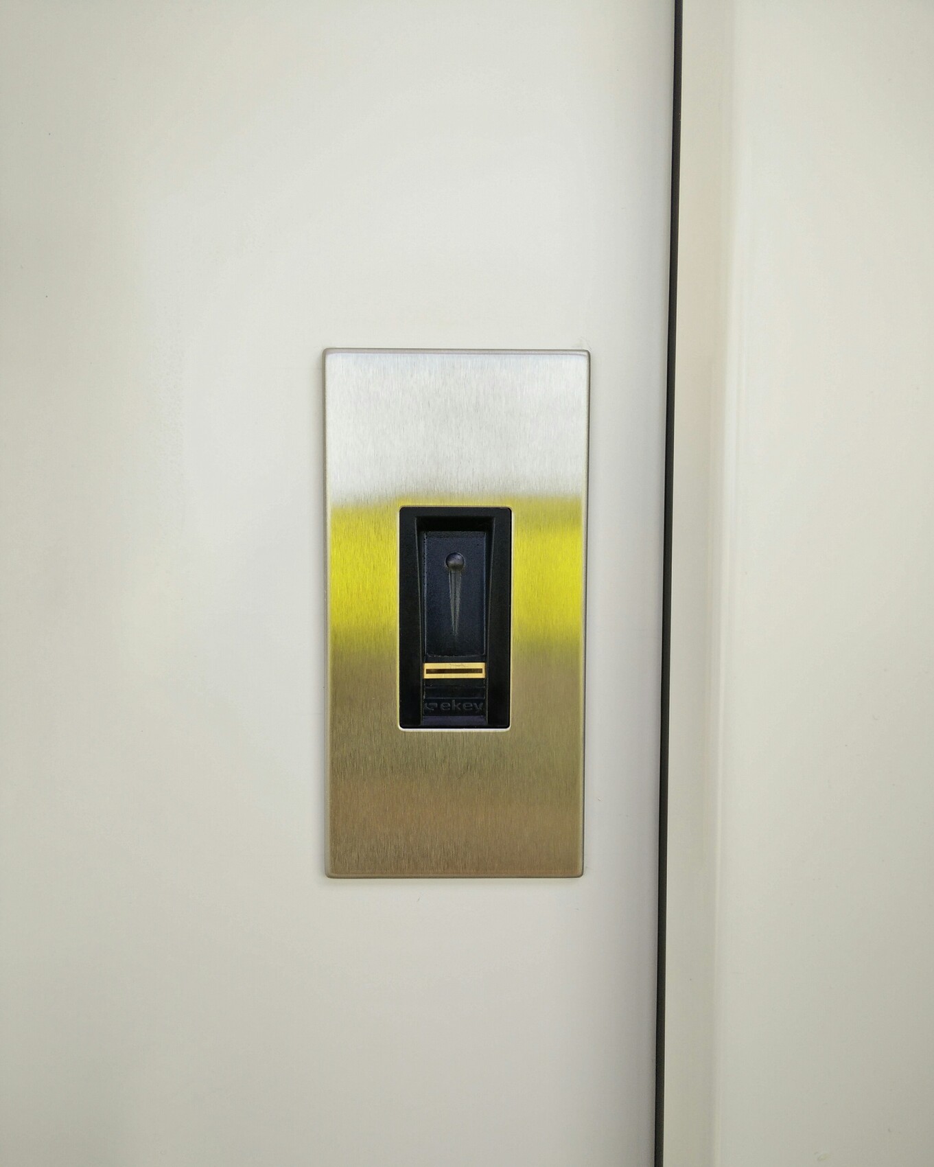 moderne-kartenleser-tuer-sicherheit-metallplatte.jpg