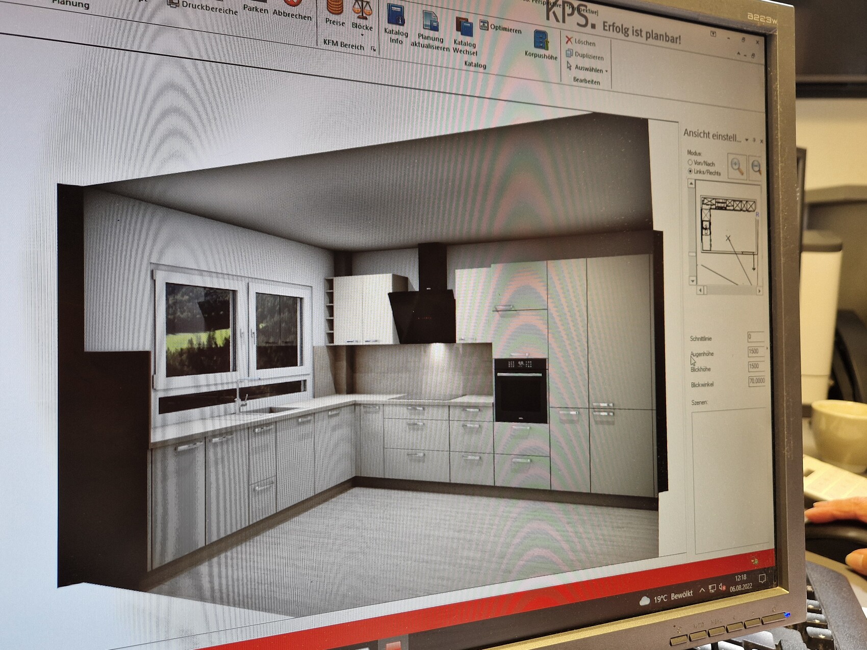 3D-Küchenentwurf auf Monitor: Moderne Küchenzeile mit Fenster, Unterschränken und Ofen