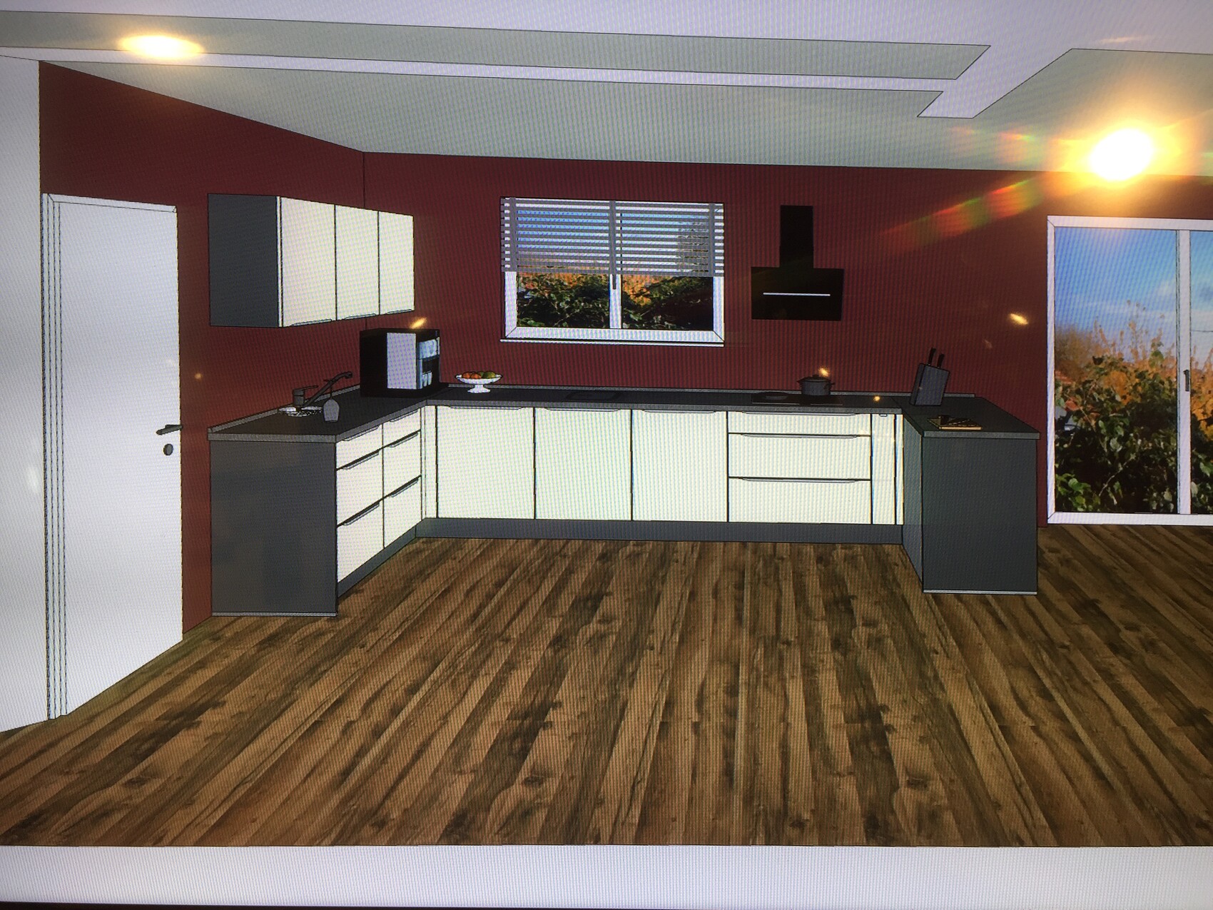 Moderne Küche mit roter Wand, weißen Schränken, Kücheninsel, Fensterblick nach draußen, Holzboden.