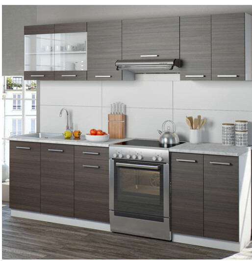 Moderne Küche mit dunklen Unterschränken, Edelstahlofen, Spüle und Küchenutensilien.