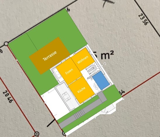 Gedrehter Grundriss eines Hauses mit Terrasse, Ess- und Wohnbereich sowie Küche.