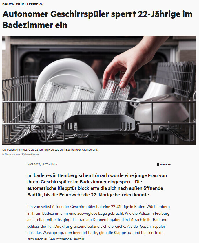 Hand legt Gläser in einen offenen Geschirrspüler; Teller stehen daneben