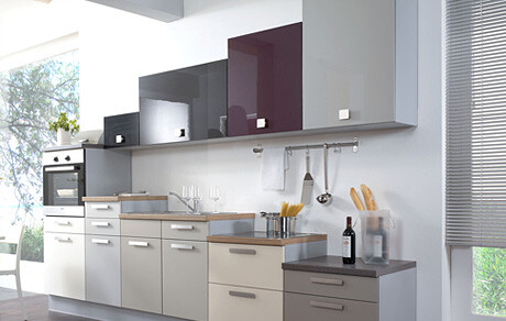 Moderne Küche mit hellen Fronten, dunkler Arbeitsplatte und Küchenutensilien an der Wand