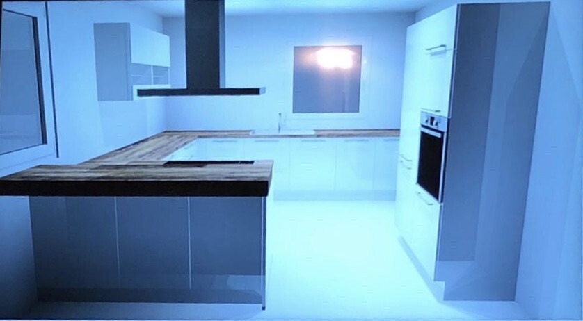Moderne Küche mit Insel, Holzarbeitsplatte, Dunstabzug, Backofen und weiße Schränke.