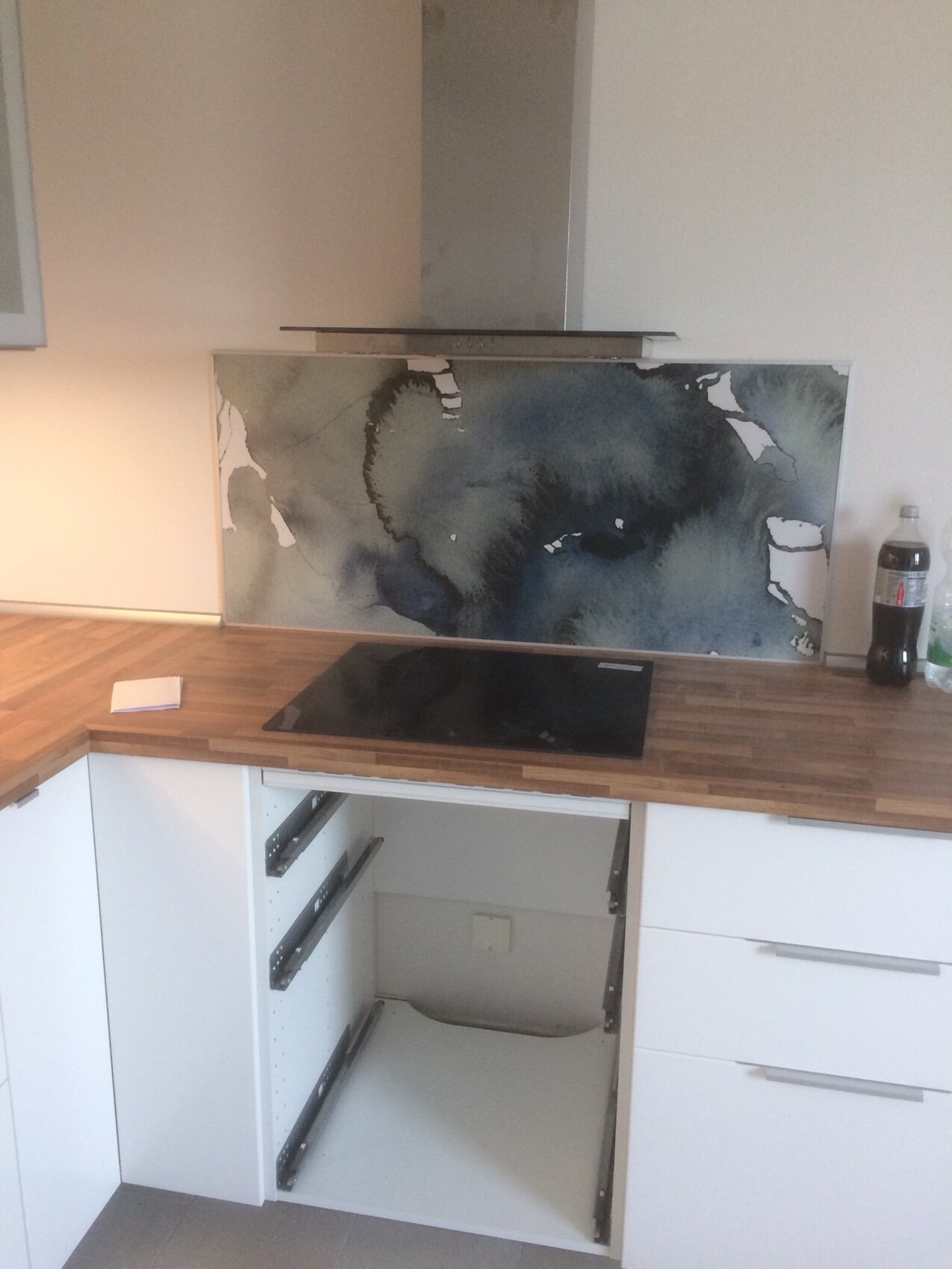 Moderne Küche mit Glaskochfeld, Holz-Arbeitsplatte und offenem Unterschrank