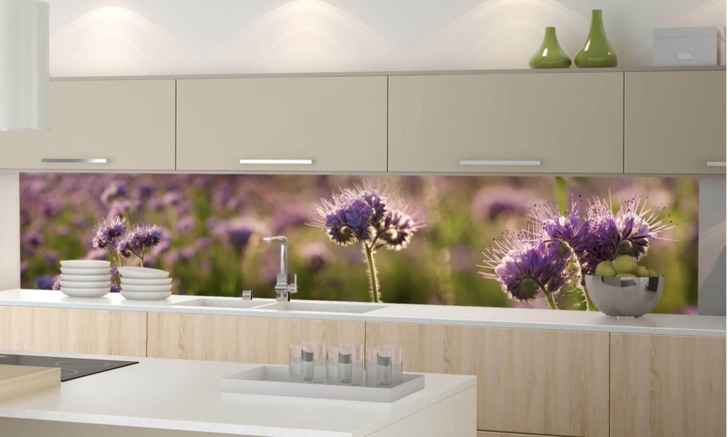 Moderne Küche mit Spüle und Blüten-Rückwand aus violetten Distelblüten.