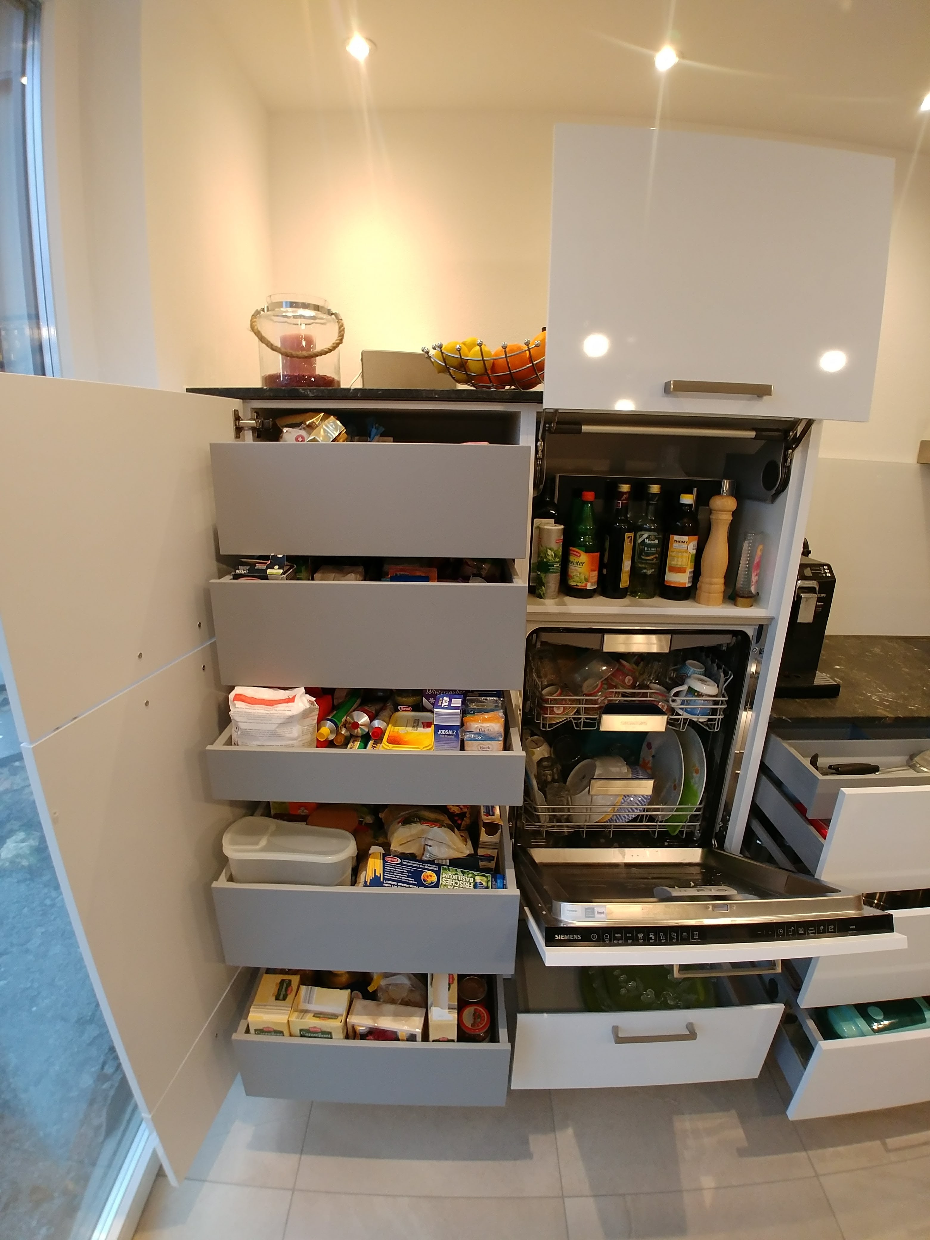 moderne-kueche-mit-schubladen-und-geschirrspueler.jpg