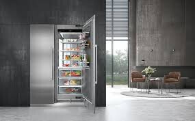Offene moderne Küche mit offenem Kühlschrank, Esstisch und Blick auf den Wohnbereich